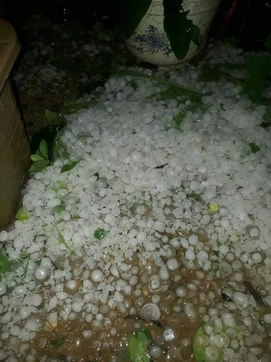 Kinh hoàng mưa đá to như quả trứng ở các tỉnh phía Bắc ảnh 2