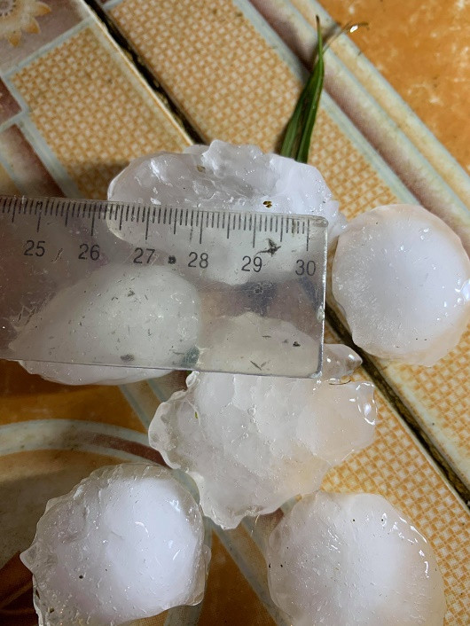 Kinh hoàng mưa đá to như quả trứng ở các tỉnh phía Bắc ảnh 3