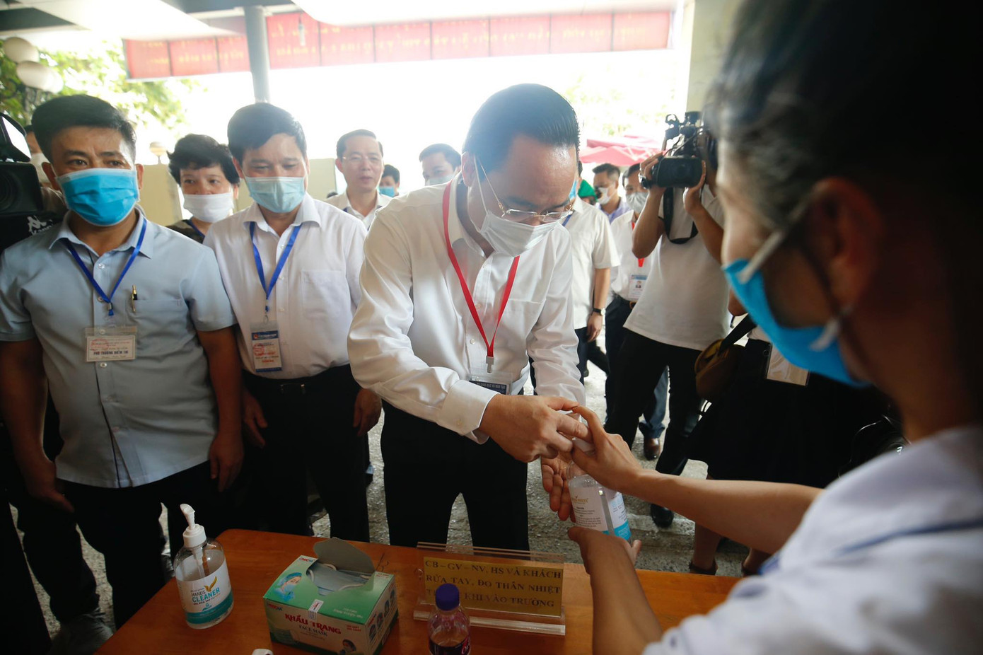 Đi kiểm tra phòng thi, Bộ trưởng Giáo dục được đo nhiệt độ, sát khuẩn tay ảnh 1