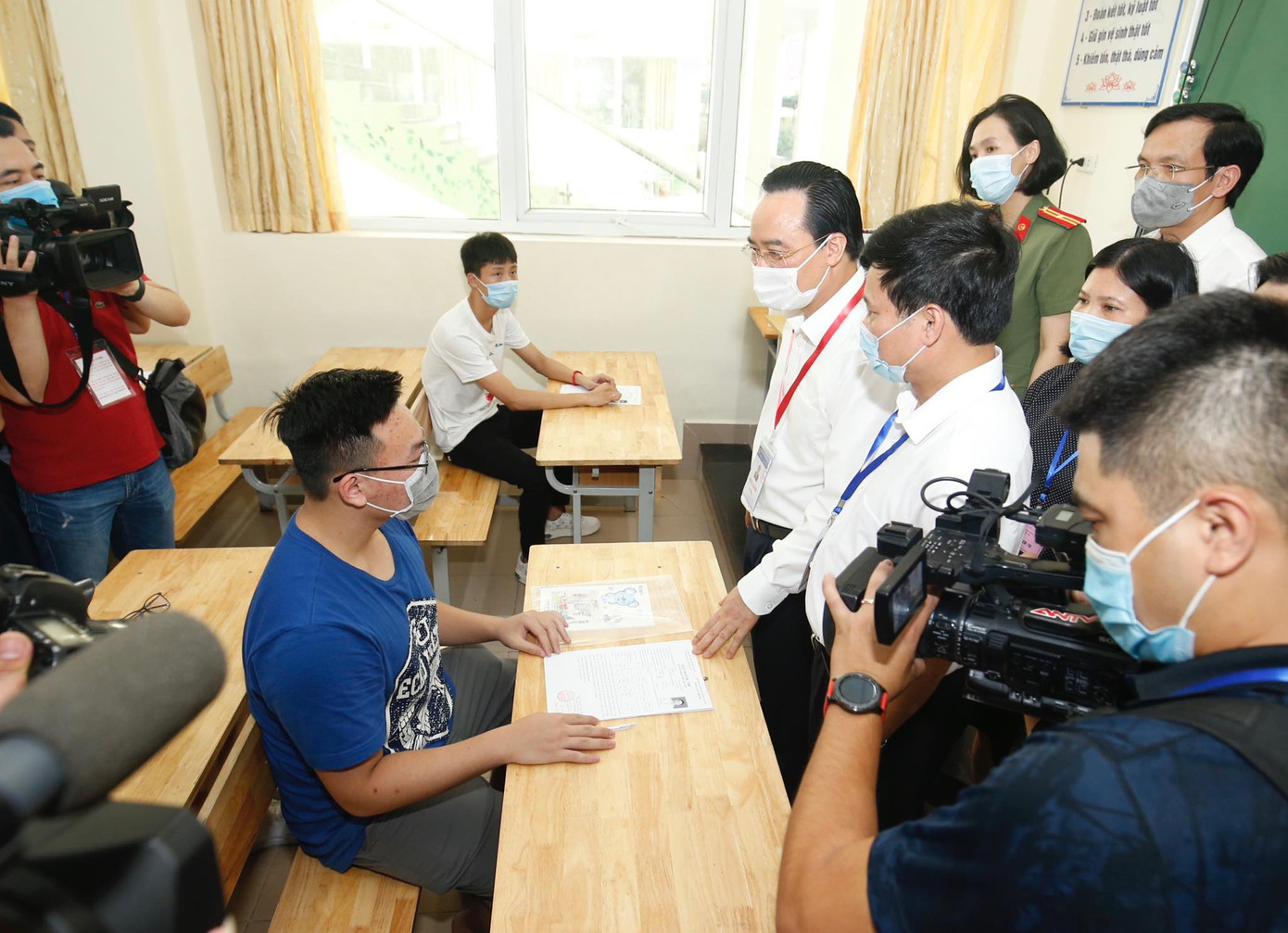 Đi kiểm tra phòng thi, Bộ trưởng Giáo dục được đo nhiệt độ, sát khuẩn tay ảnh 2