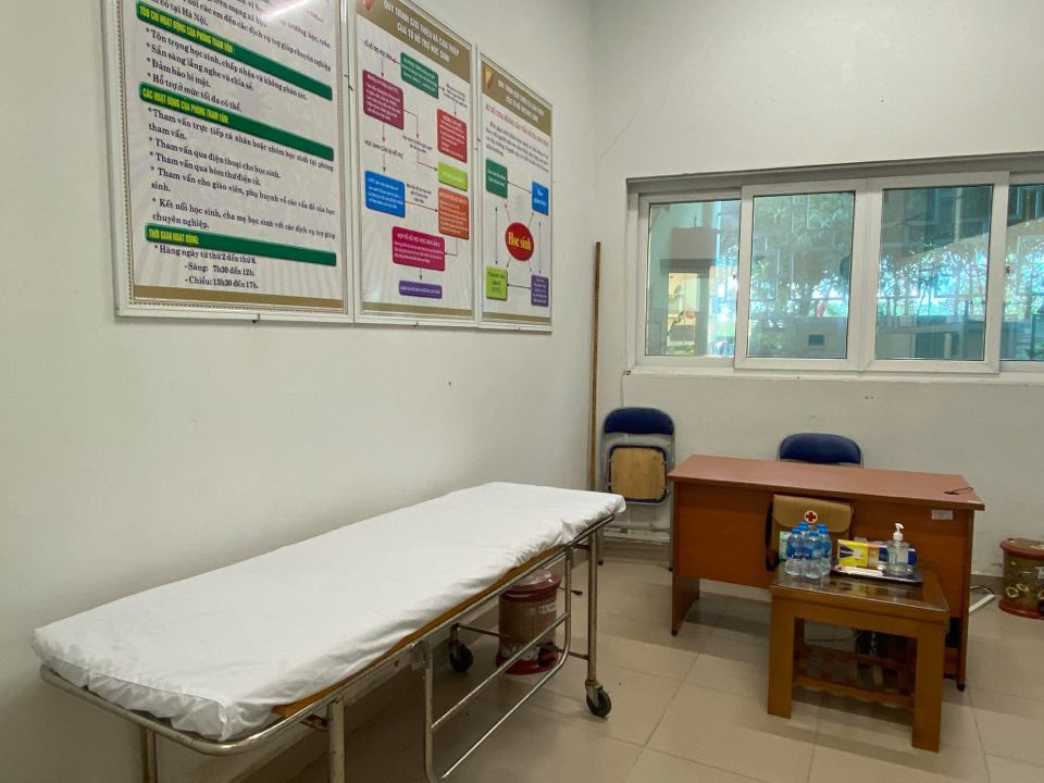 Đi kiểm tra phòng thi, Bộ trưởng Giáo dục được đo nhiệt độ, sát khuẩn tay ảnh 6