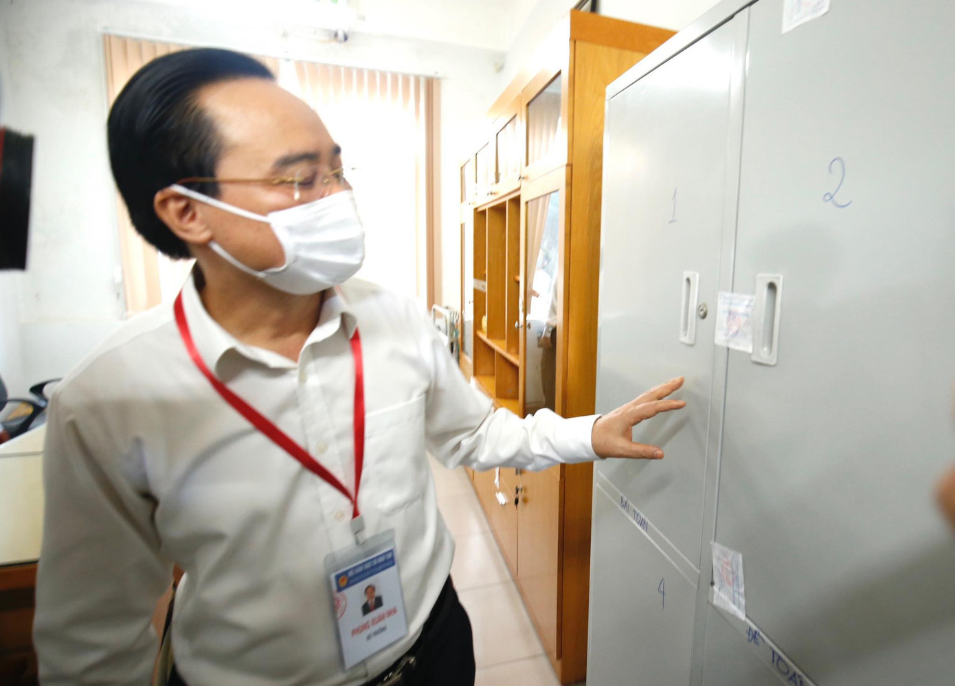 Đi kiểm tra phòng thi, Bộ trưởng Giáo dục được đo nhiệt độ, sát khuẩn tay ảnh 4