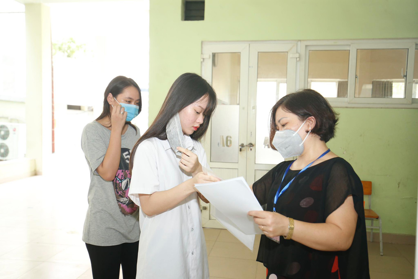 Đi kiểm tra phòng thi, Bộ trưởng Giáo dục được đo nhiệt độ, sát khuẩn tay ảnh 5