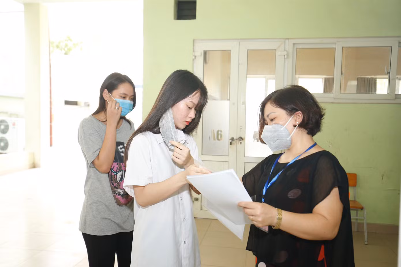 Đi kiểm tra phòng thi, Bộ trưởng Giáo dục được đo nhiệt độ, sát khuẩn tay ảnh 5