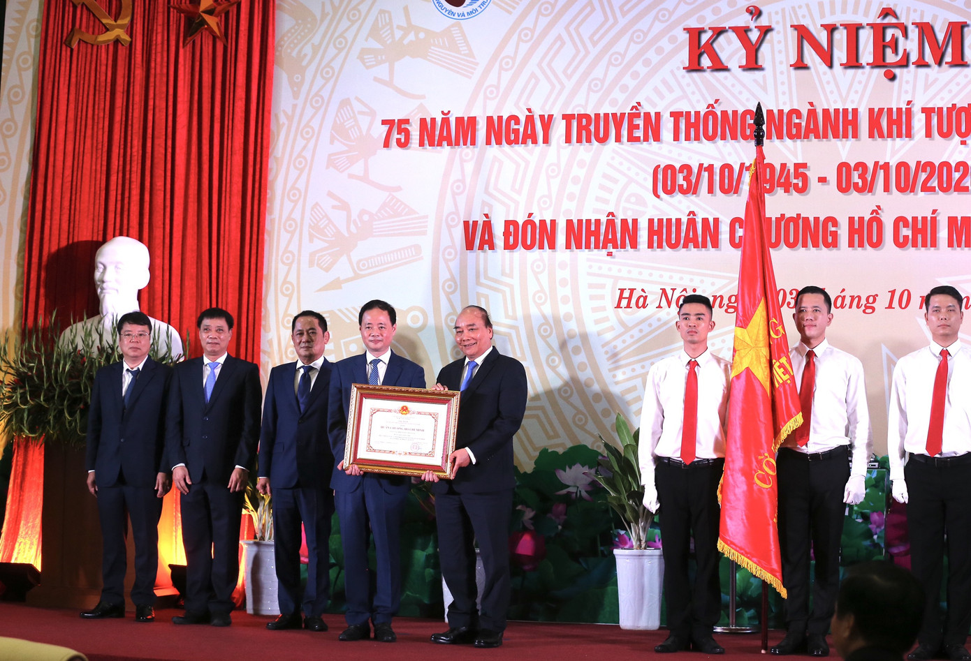 Ở đâu có vùng trời, vùng biển, ở đó có cán bộ khí tượng thủy văn ảnh 3