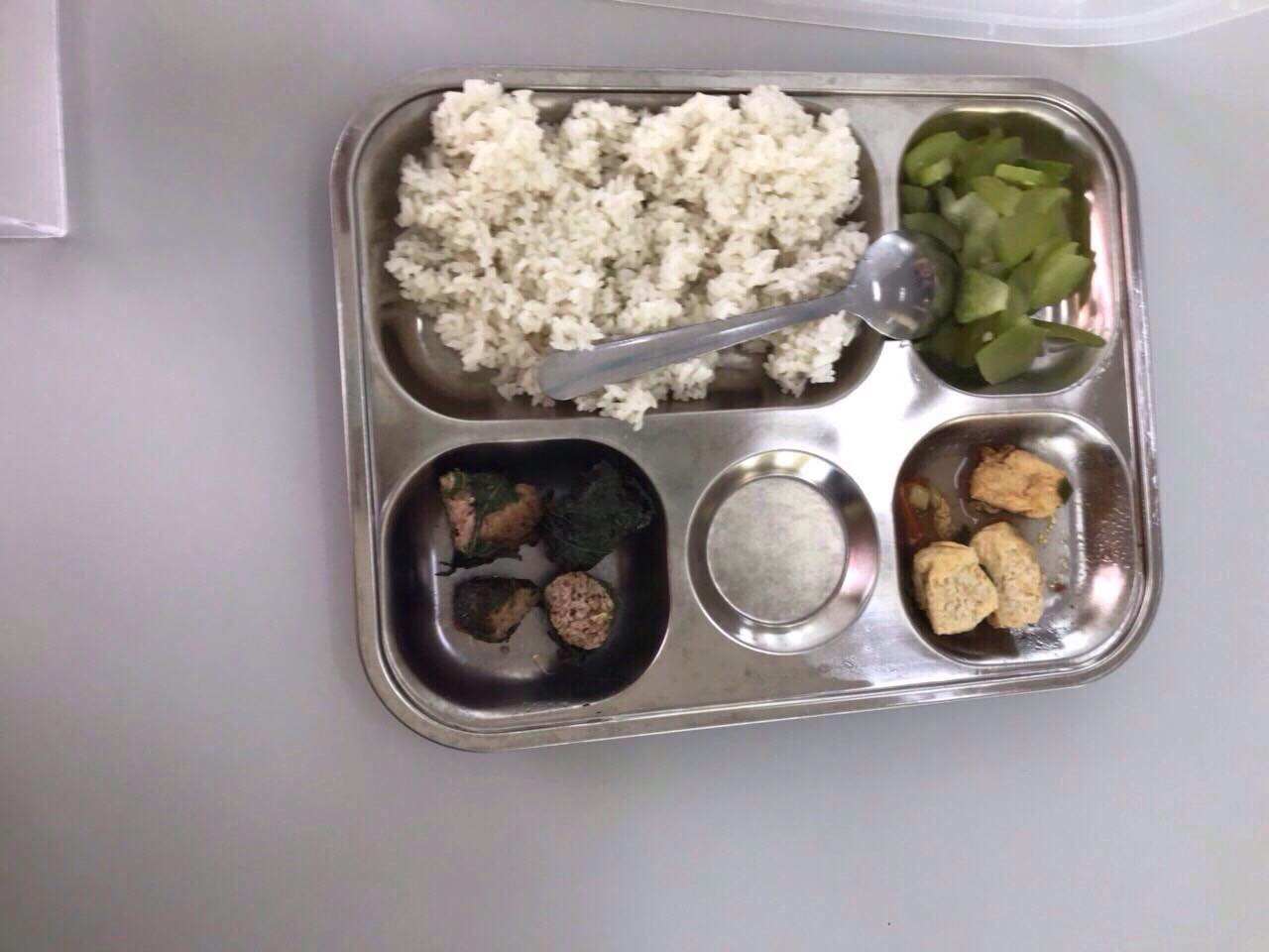 Nghi xà xẻo suất ăn học sinh, phụ huynh quây trường học đòi giải thích ảnh 2