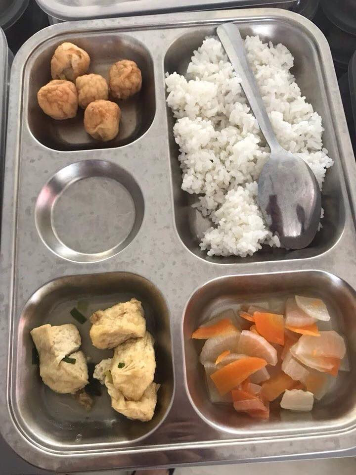 Nghi xà xẻo suất ăn học sinh, phụ huynh quây trường học đòi giải thích ảnh 3