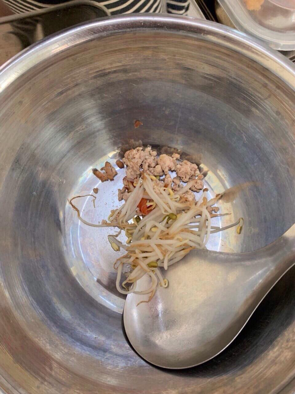 Nghi xà xẻo suất ăn học sinh, phụ huynh quây trường học đòi giải thích ảnh 4