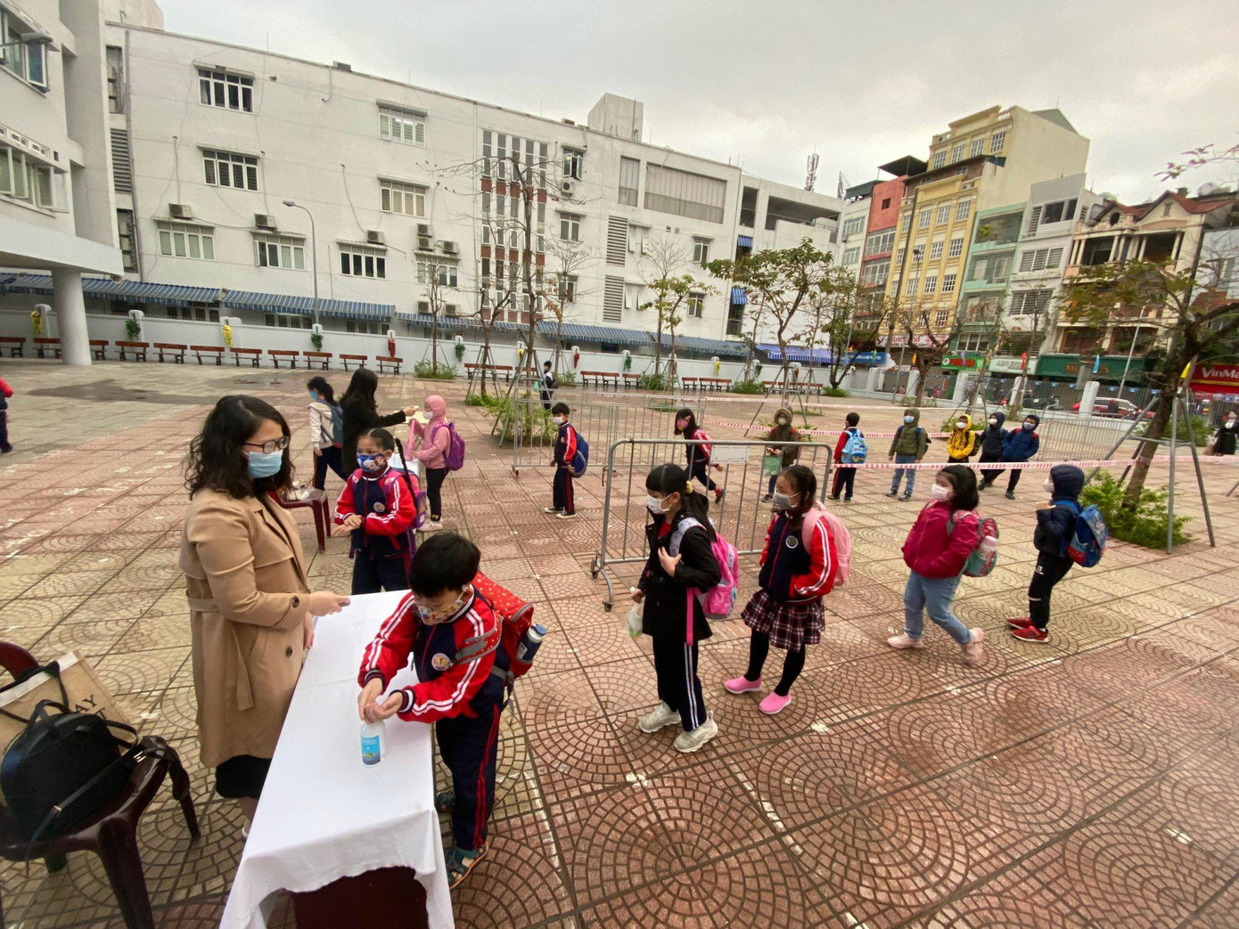 Sáng nay, hơn hai triệu học sinh Hà Nội trở lại trường ảnh 2