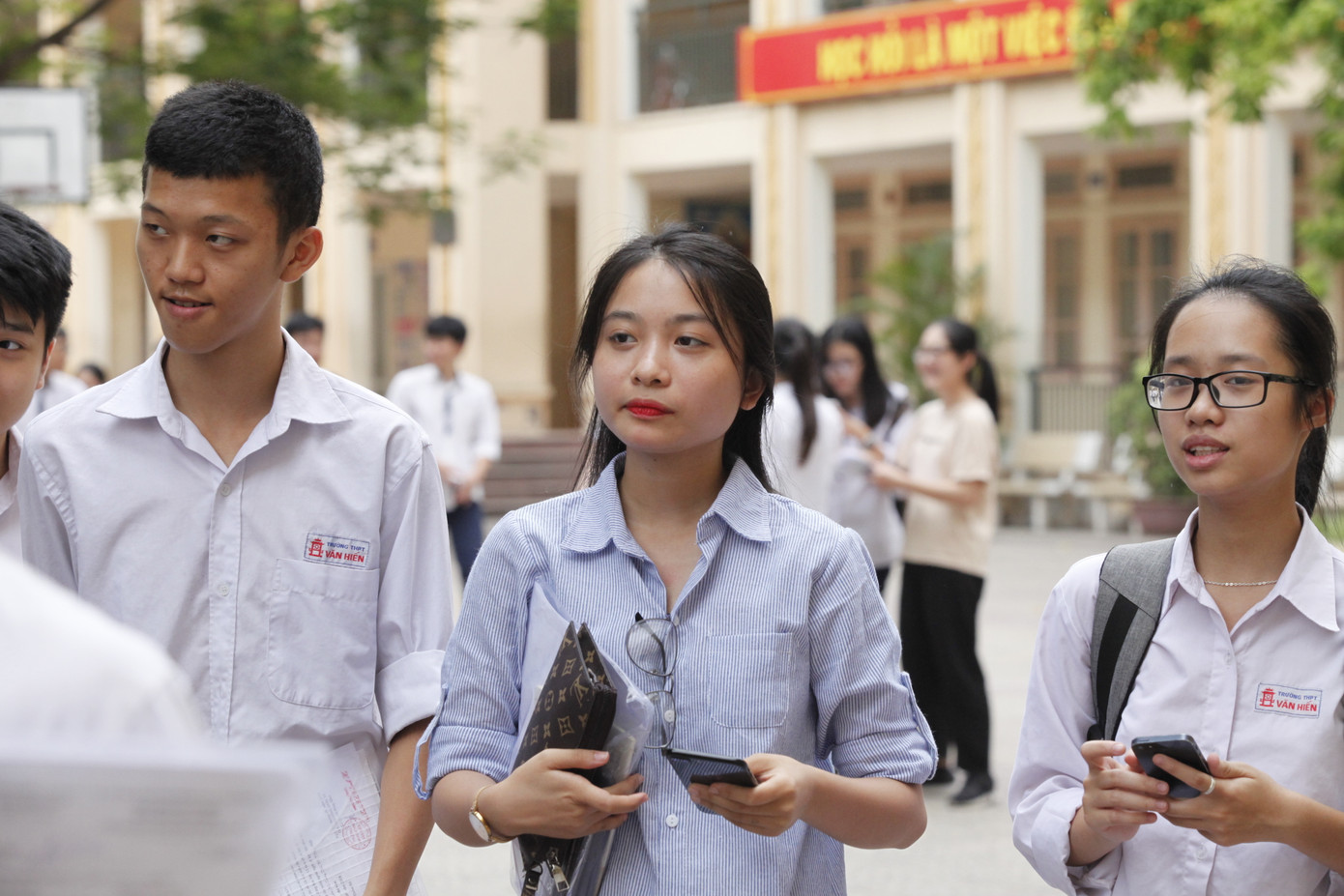 Học sinh vùng cao Việt Bắc kê cuốc ngồi giữa nương ngô học trực tuyến ảnh 11