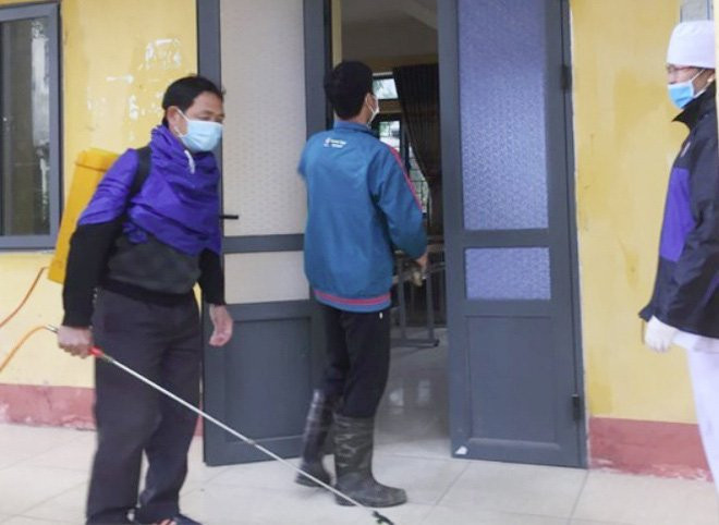 38 học sinh ở Vĩnh Phúc có biểu hiện sốt, ho, khó thở đang được theo dõi ảnh 2