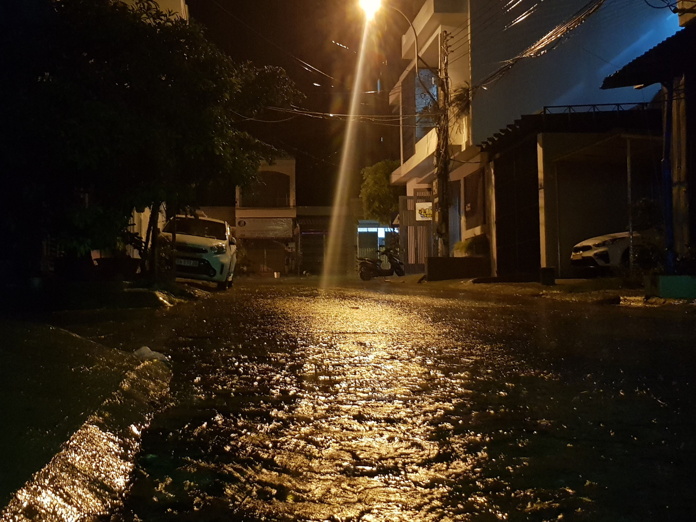 Bão giật cấp 12 đổ bộ Quảng Ngãi - Phú Yên, 48 người trên 4 tàu vận tải trôi neo ảnh 1