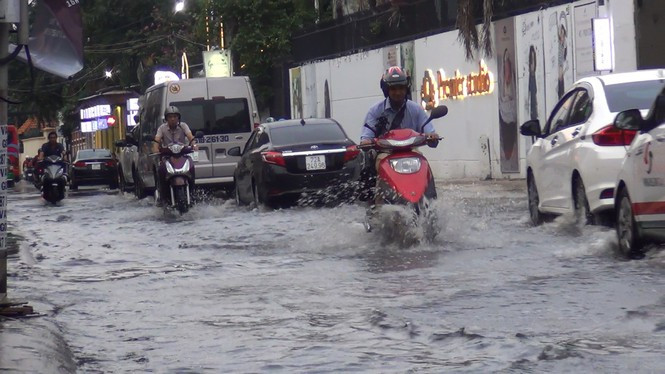 TPHCM có thể ngập úng nghiêm trọng do mưa lớn kết hợp triều cường. Bão số 5 mạnh nhất từ đầu mùa, mưa lớn từ chiều nay ảnh 1