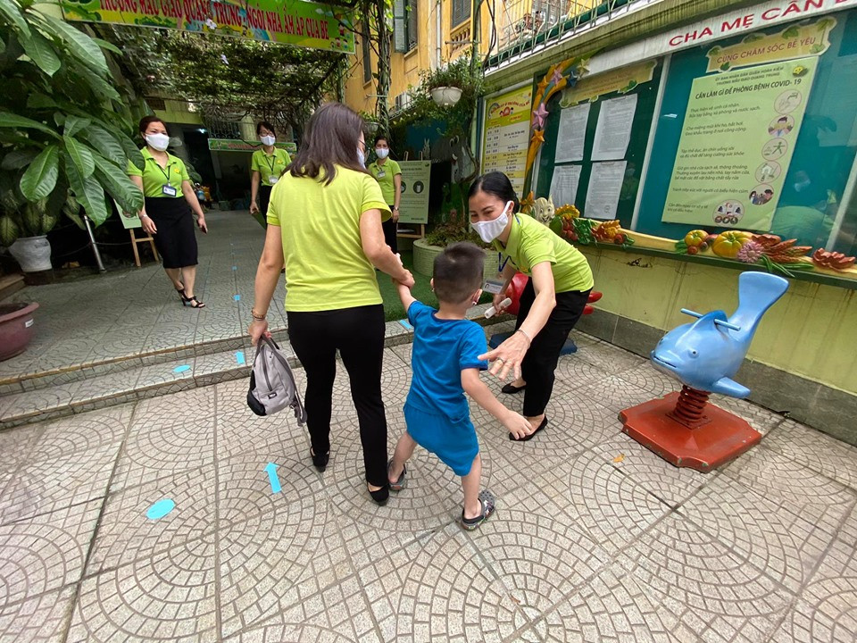 Học sinh tiểu học háo hức, trẻ mầm non nức nở trong ngày đầu tới trường ảnh 4