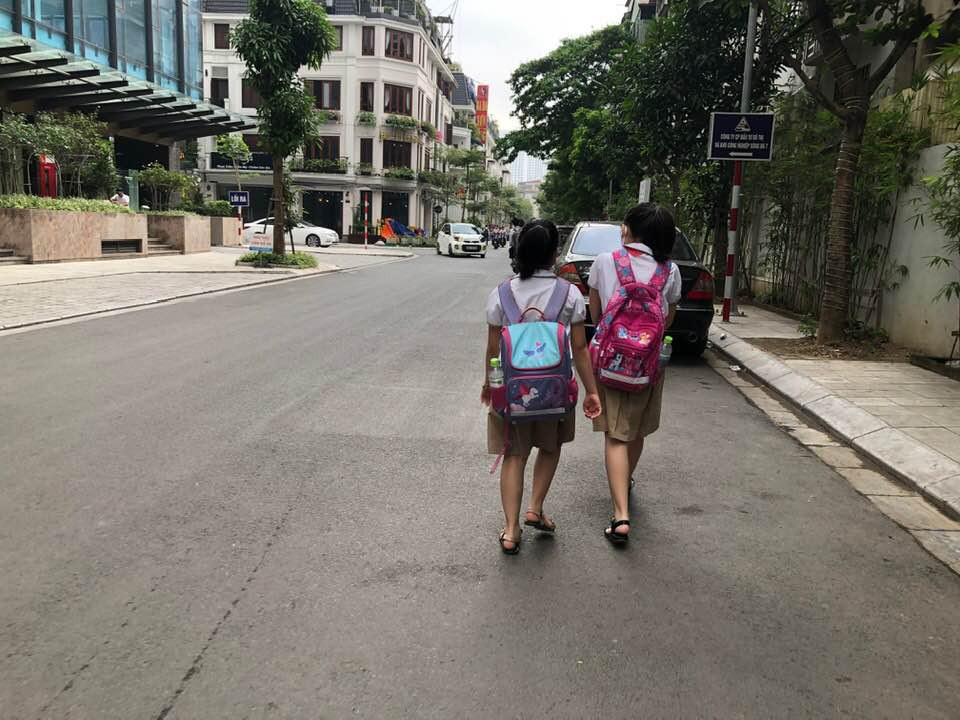 Học sinh tiểu học háo hức, trẻ mầm non nức nở trong ngày đầu tới trường ảnh 1