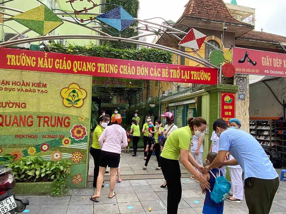 Học sinh tiểu học háo hức, trẻ mầm non nức nở trong ngày đầu tới trường ảnh 2