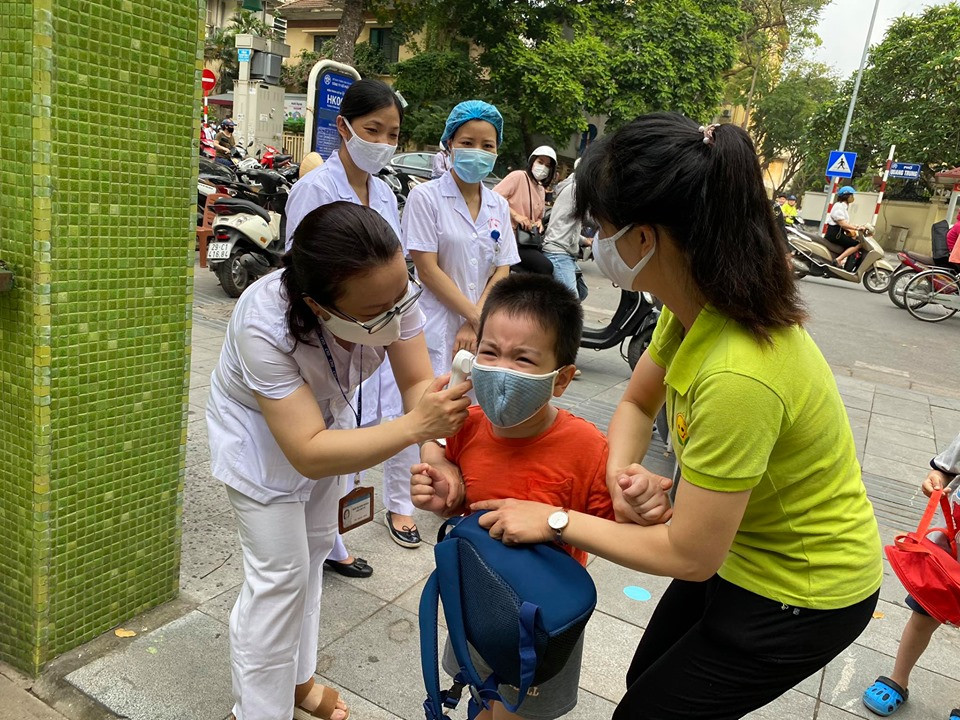 Học sinh tiểu học háo hức, trẻ mầm non nức nở trong ngày đầu tới trường ảnh 3