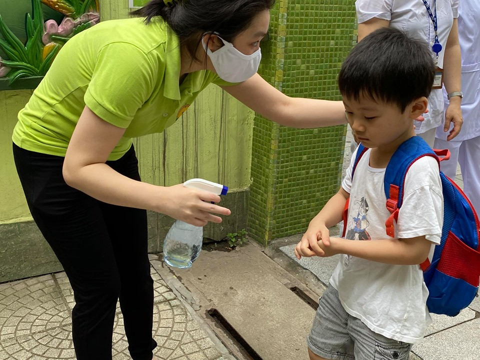 Học sinh tiểu học háo hức, trẻ mầm non nức nở trong ngày đầu tới trường ảnh 5