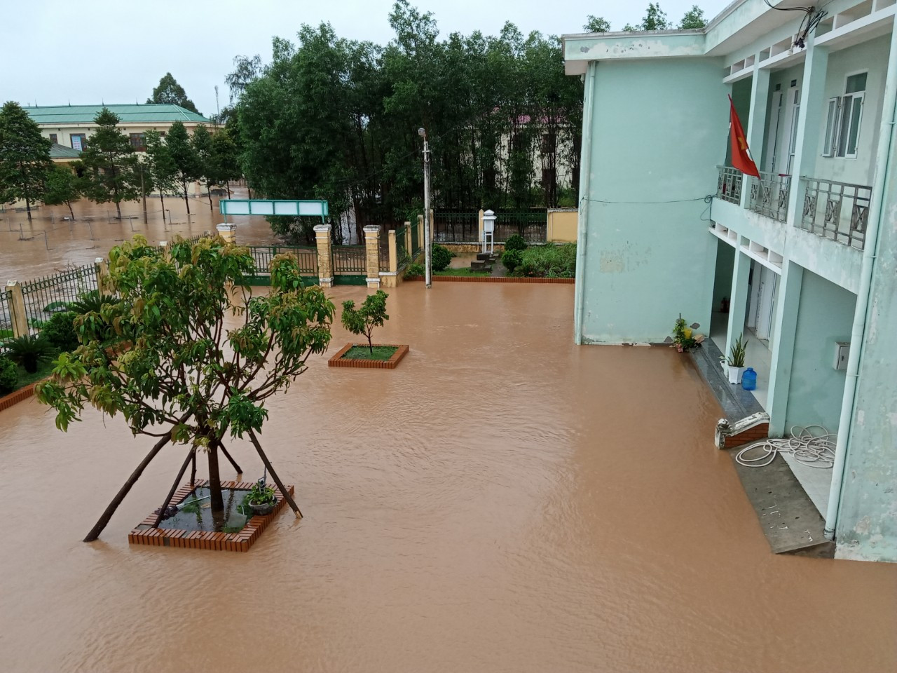 Lũ vượt kỷ lục 37 năm tại Đông Hà, mưa lũ miền Trung diễn biến phức tạp ảnh 1