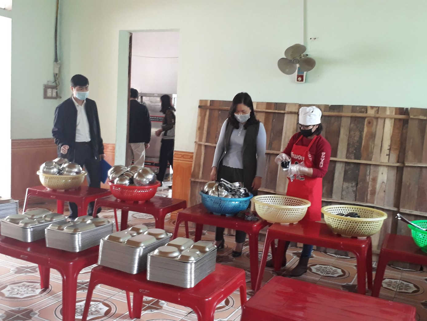 Học sinh trở lại trường vẫn phải 'chiến đấu với dịch bệnh' ảnh 7