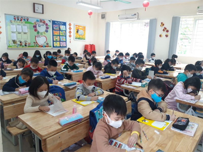 Học sinh trở lại trường vẫn phải 'chiến đấu với dịch bệnh' ảnh 1