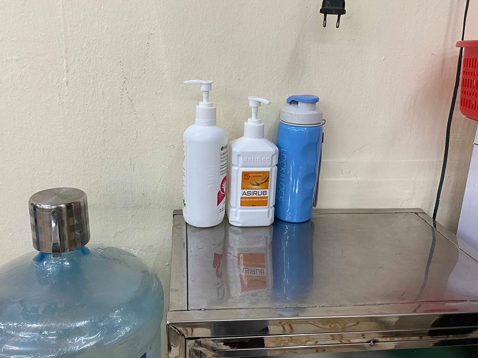 Học sinh trở lại trường vẫn phải 'chiến đấu với dịch bệnh' ảnh 2