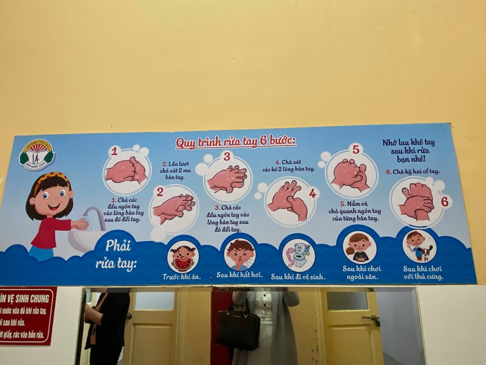 Học sinh trở lại trường vẫn phải 'chiến đấu với dịch bệnh' ảnh 4