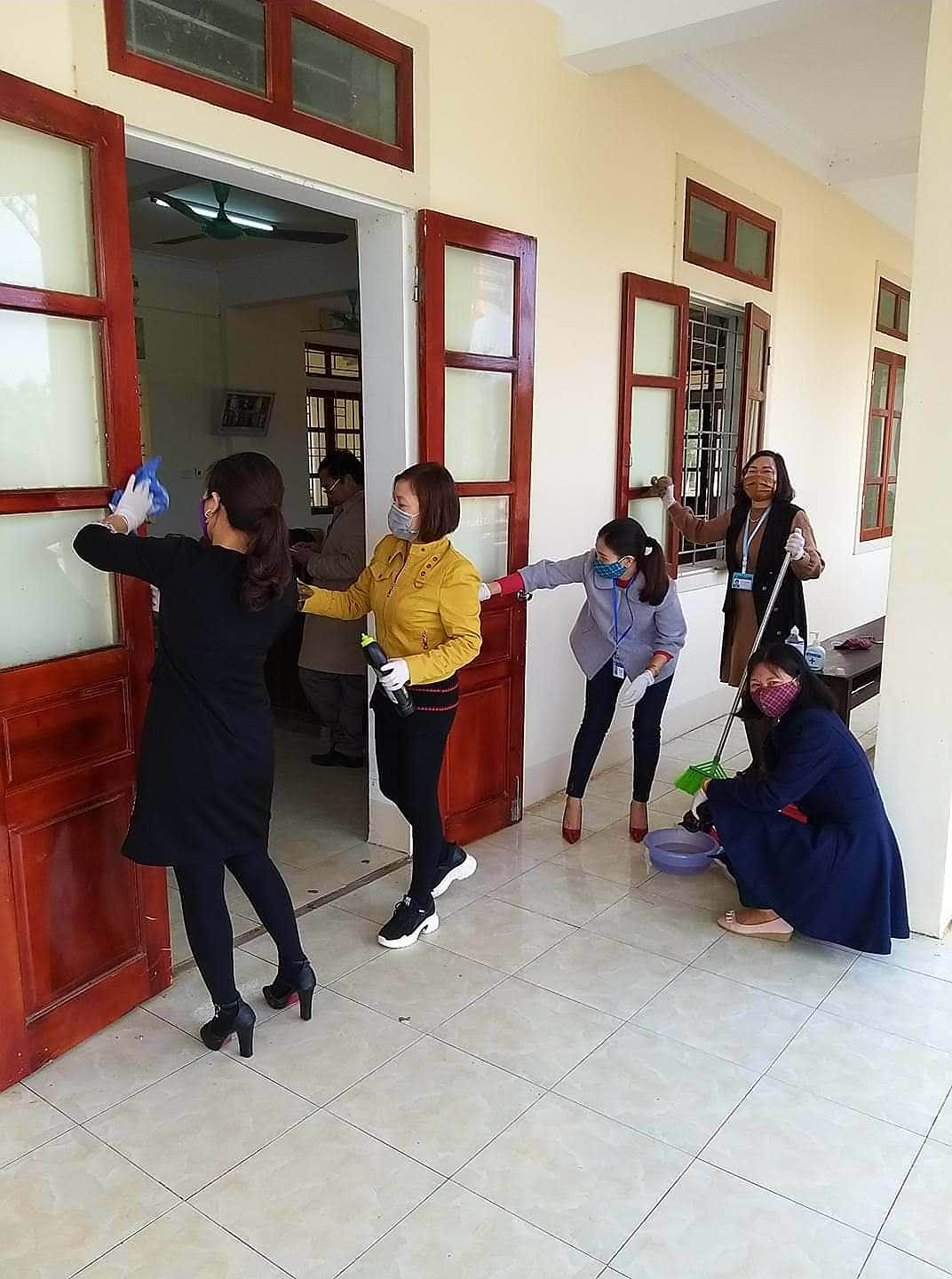 Học sinh trở lại trường vẫn phải 'chiến đấu với dịch bệnh' ảnh 6