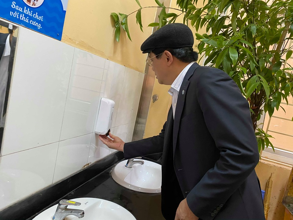 Học sinh trở lại trường vẫn phải 'chiến đấu với dịch bệnh' ảnh 3