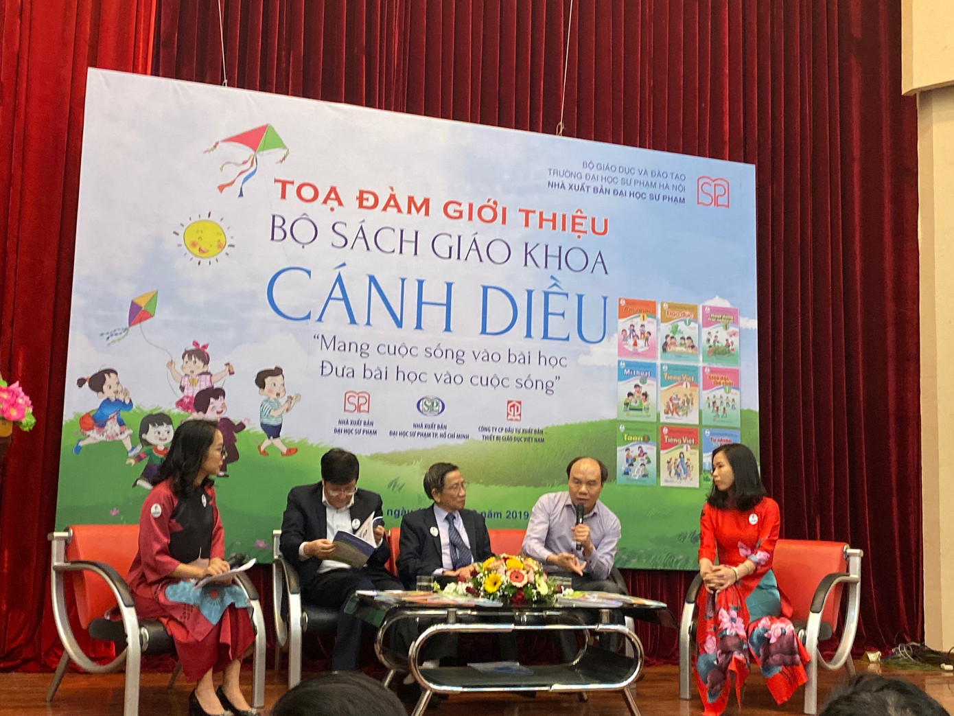 SGK Toán hiện hành: Khó tới mức giáo sư Toán mới hiểu hết ảnh 1