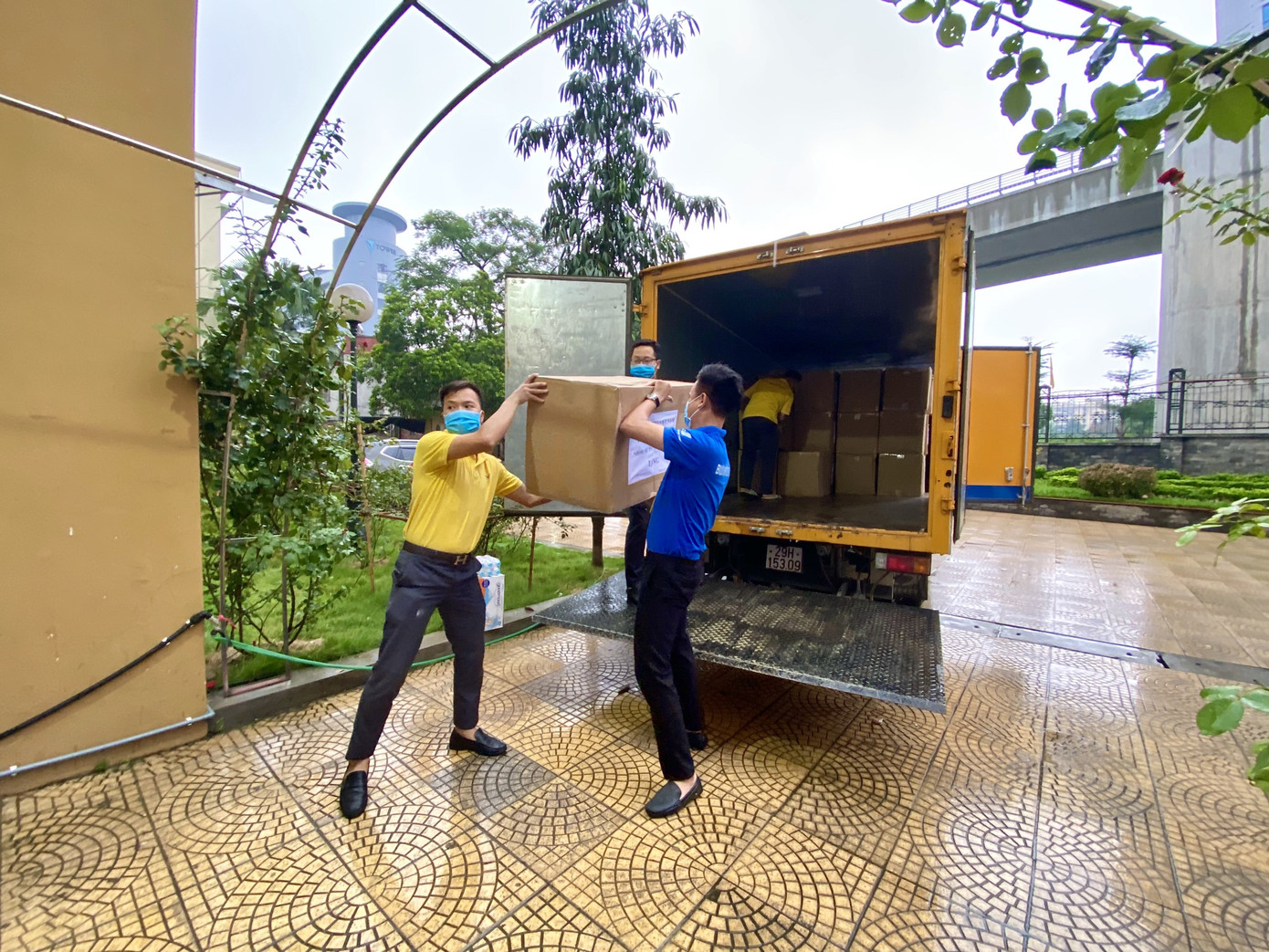 Miễn phí chuyển phát hàng cứu trợ đồng bào miền Trung ảnh 1