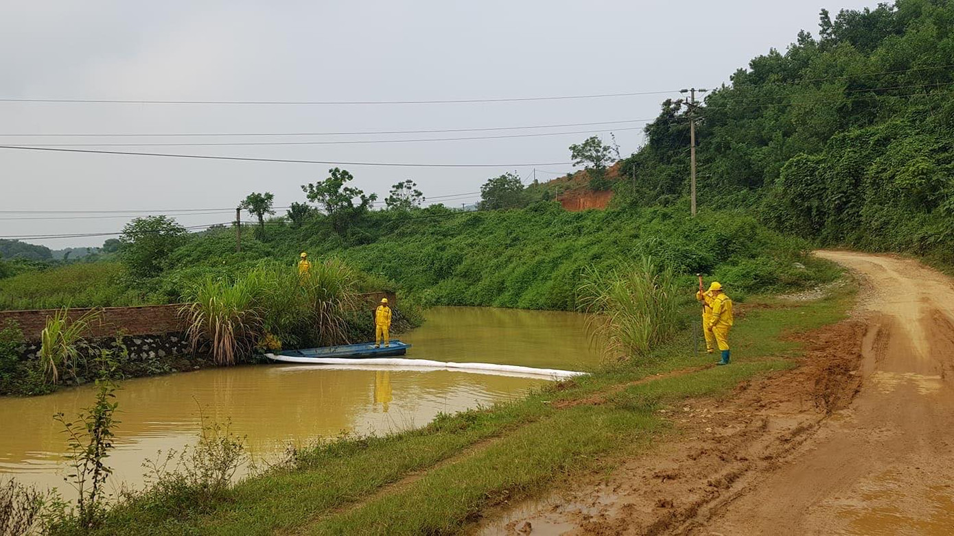 Chuyên gia xuyên đêm xử lý ô nhiễm đầu nguồn nước sông Đà ảnh 1