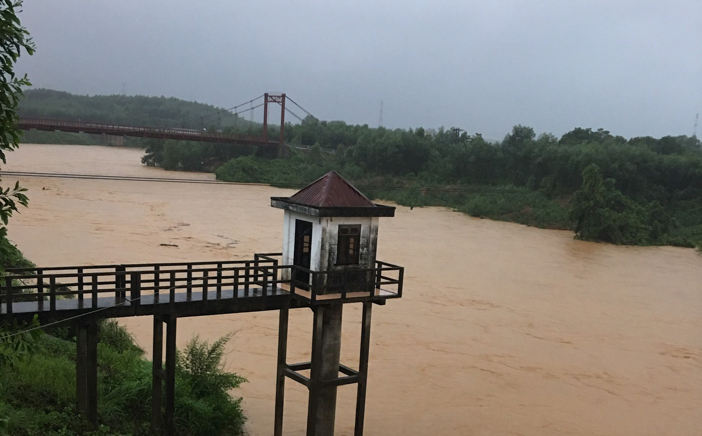 Bão đang đổ bộ, Đà Nẵng – Bình Định gió giật cấp 9, cấp 10 ảnh 1