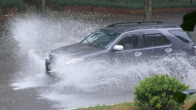 Áp thấp nhiệt đới có thể đổ bộ nam đồng bằng Bắc Bộ - Thanh Hóa, mưa lớn cả nước ảnh 1