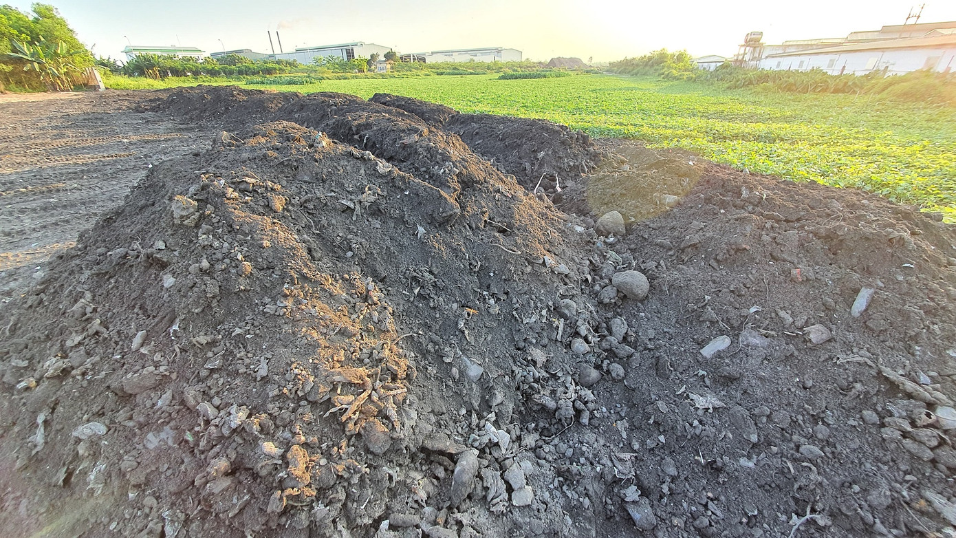 Nhà máy xử lý rác thải đổ tro xỉ gây ô nhiễm, dân bức xúc ảnh 1