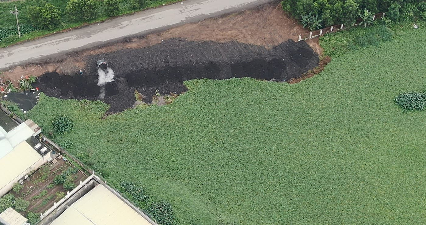 Nhà máy xử lý rác thải đổ tro xỉ gây ô nhiễm, dân bức xúc ảnh 2