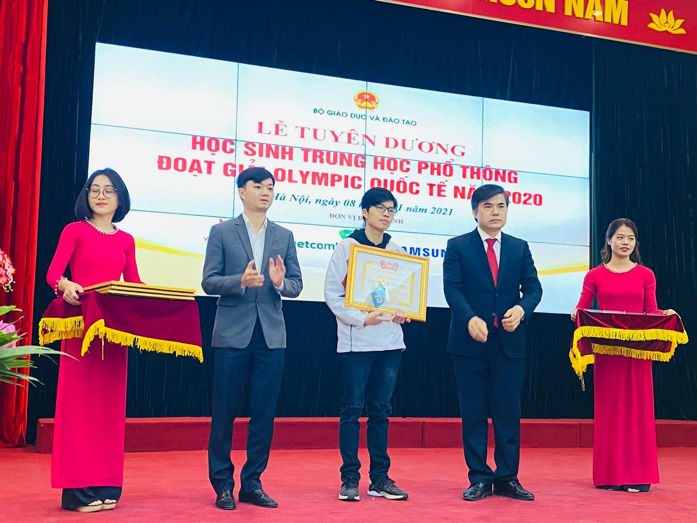 Học sinh giành Huy chương Olympic quốc tế nhận 'mưa giải thưởng' ảnh 1