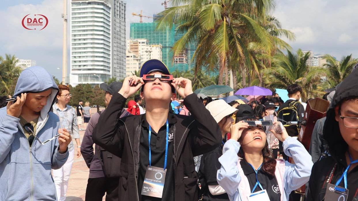 Nhiều nơi tổ chức quan sát nhật thực siêu đẹp cuối cùng của thập kỷ ảnh 2