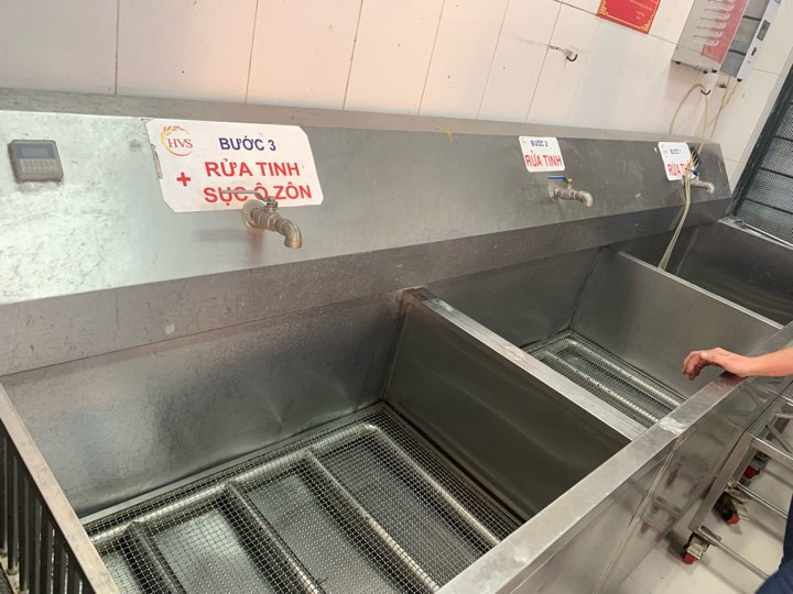 Sau sự cố nước khét lẹt, trường học dùng nước bình nấu ăn cho học sinh ảnh 1