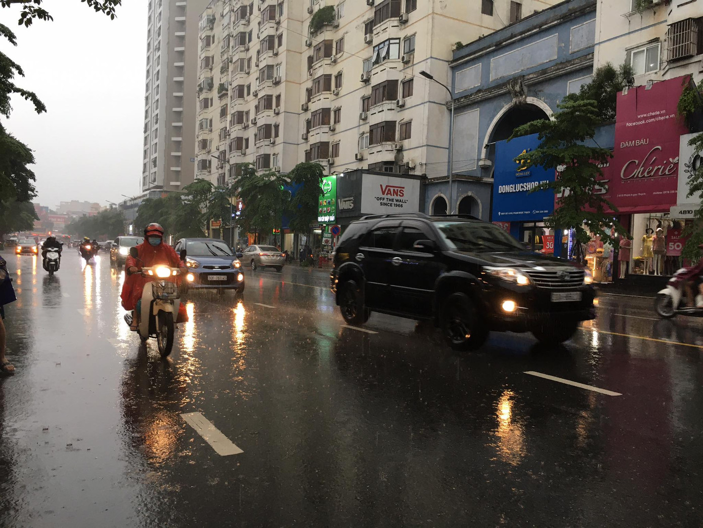 Áp thấp nhiệt đới vào Biển Đông, hướng về Bắc Bộ ảnh 1