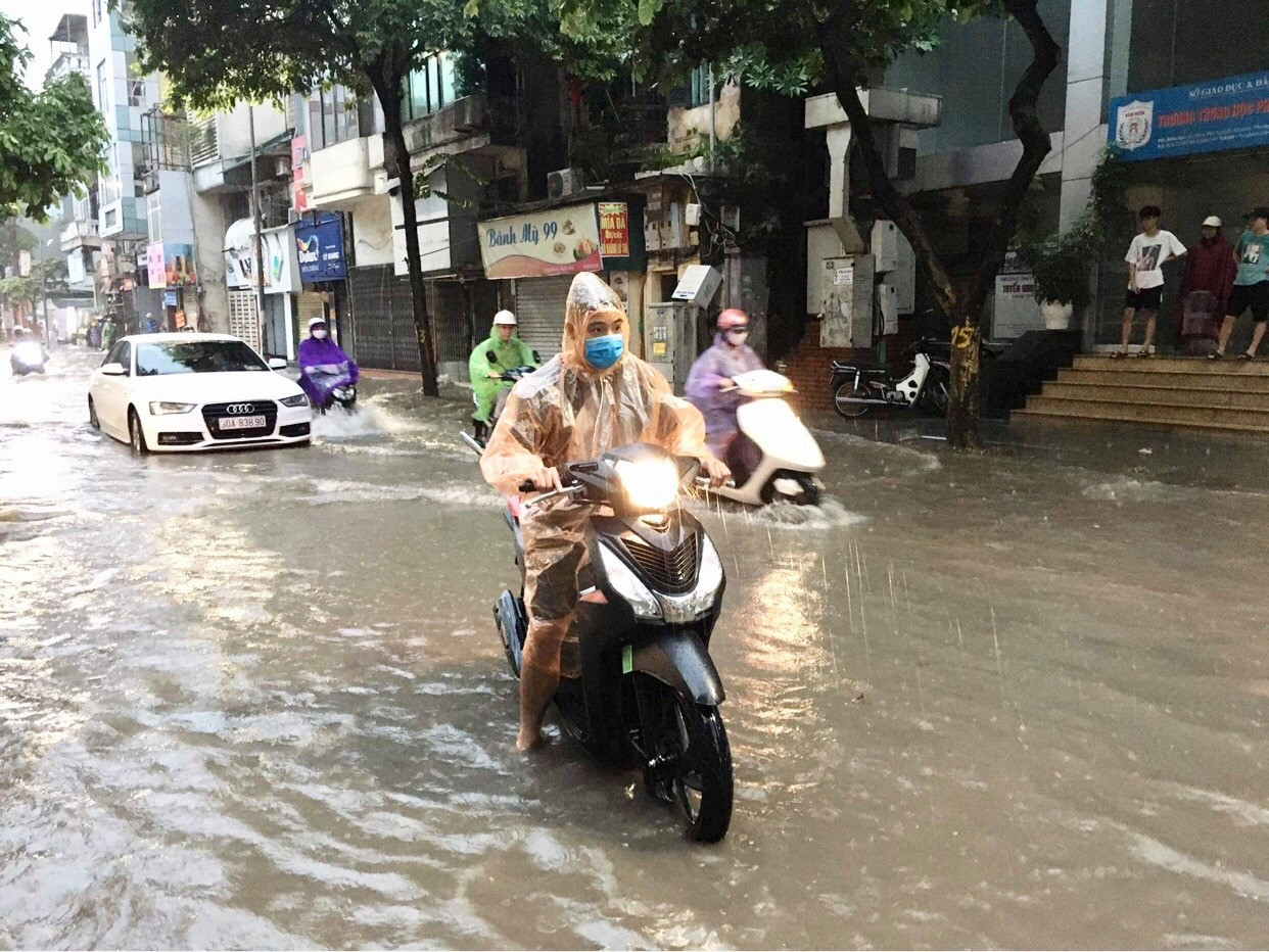 Bão đổ bộ Trung Quốc, ngày mai các tỉnh miền Bắc mưa lớn ảnh 1
