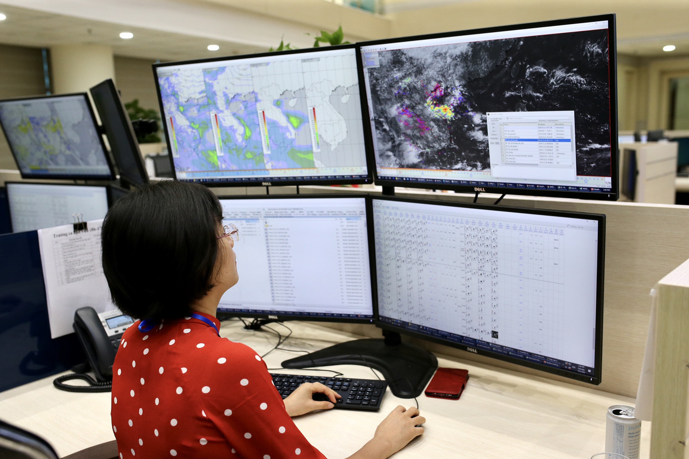 Ở đâu có vùng trời, vùng biển, ở đó có cán bộ khí tượng thủy văn ảnh 2