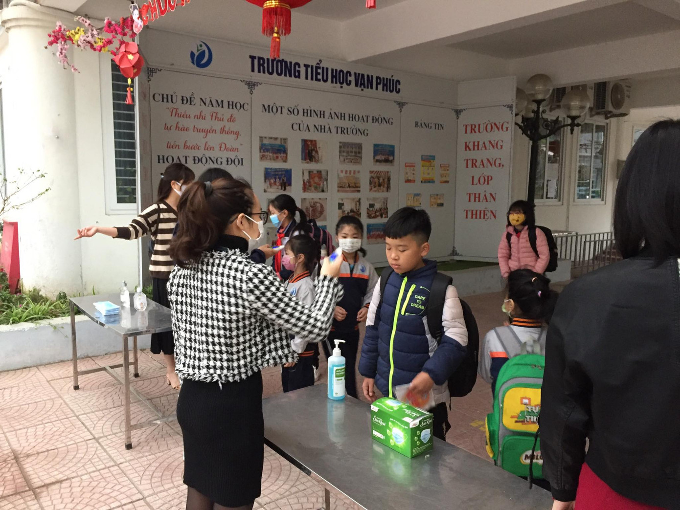 Sáng nay, hơn hai triệu học sinh Hà Nội trở lại trường ảnh 4