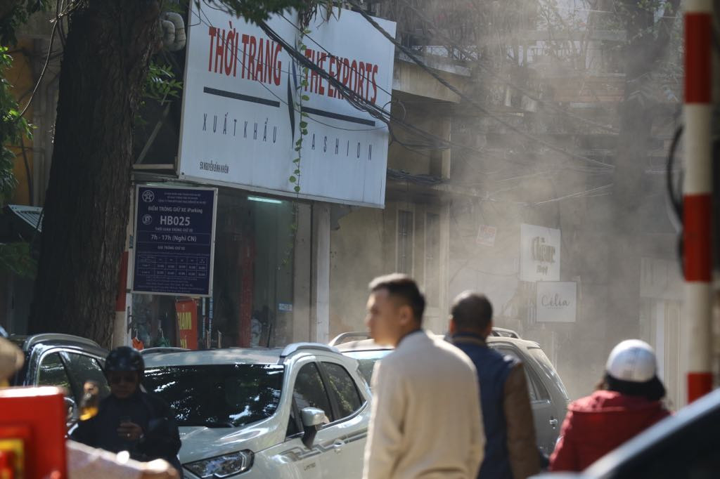 Ô nhiễm không khí lại vọt ngưỡng nguy hại vào sáng nay ảnh 1