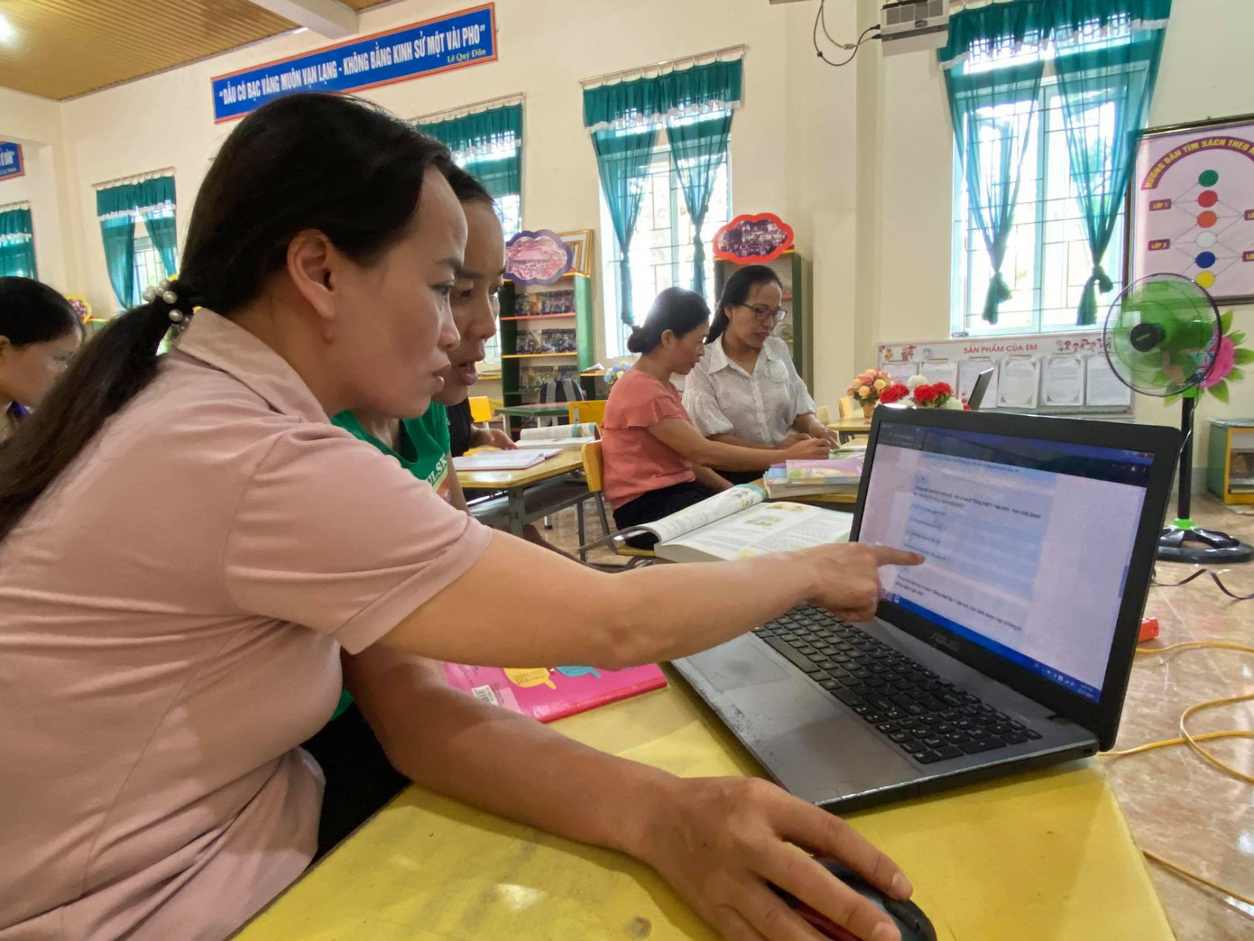 Giáo viên lớp 1 'thức cùng mùa hè' để kịp đổi mới SGK ảnh 3