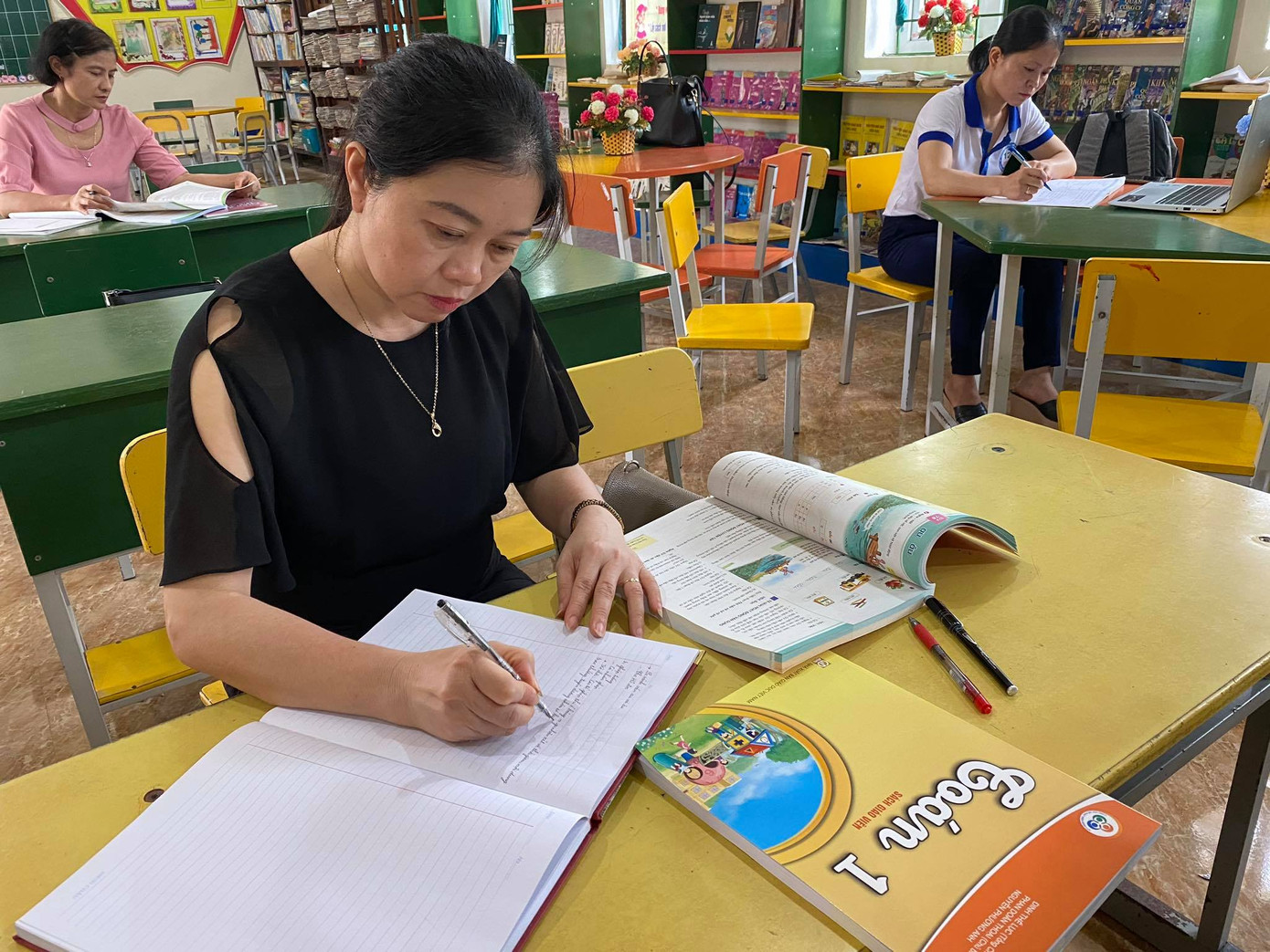 Giáo viên lớp 1 'thức cùng mùa hè' để kịp đổi mới SGK ảnh 1