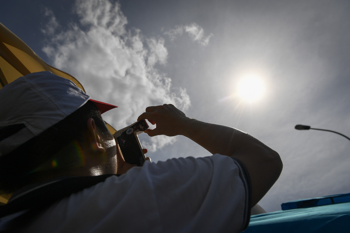 Giới trẻ Hà Nội hào hứng với nhật thực duy nhất của thập kỷ ảnh 4