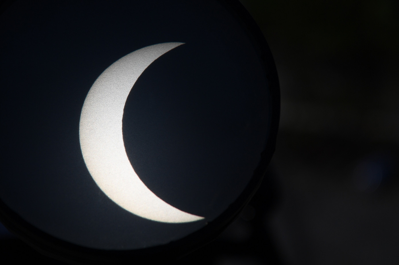 Giới trẻ Hà Nội hào hứng với nhật thực duy nhất của thập kỷ ảnh 5