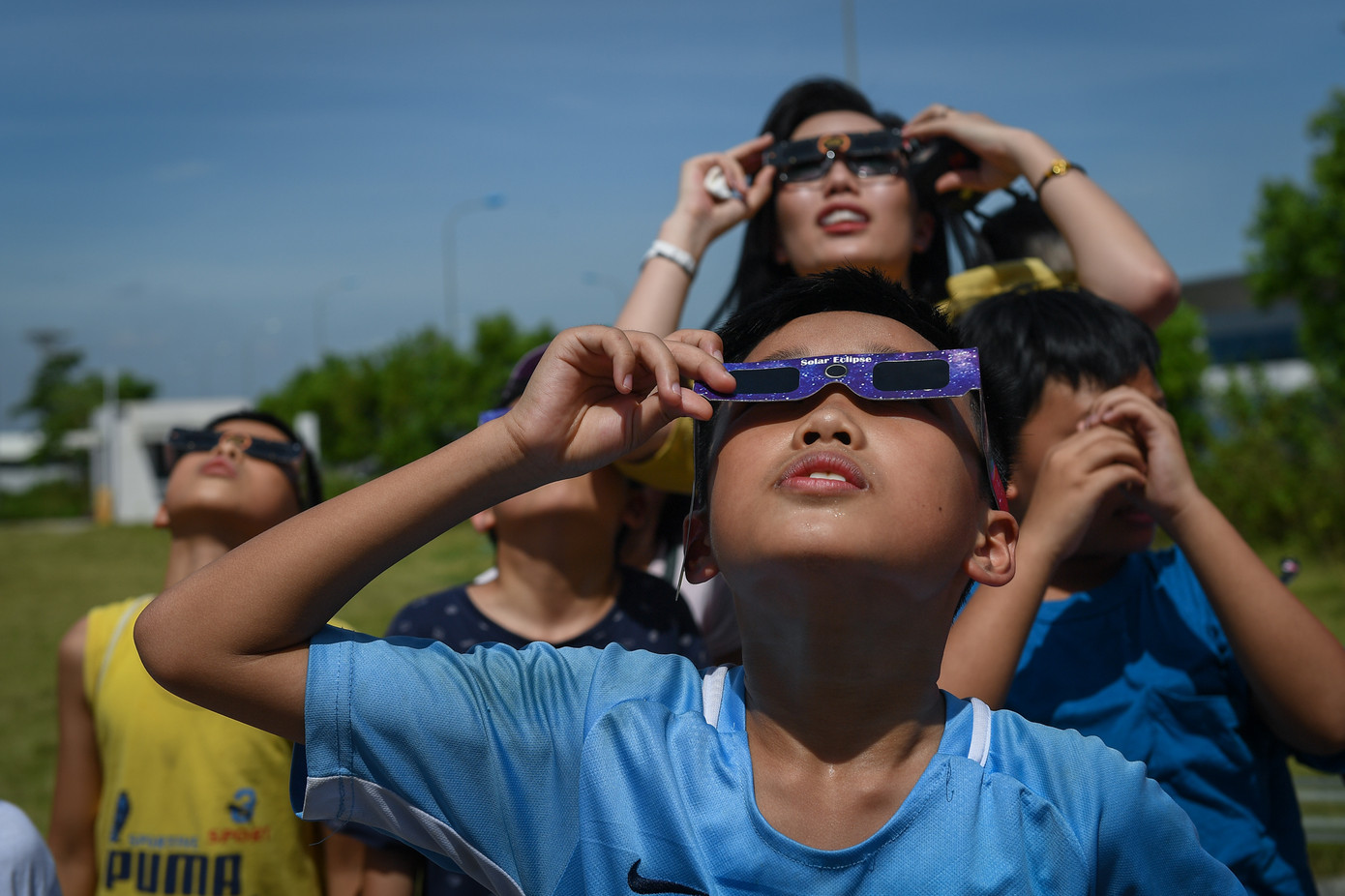 Giới trẻ Hà Nội hào hứng với nhật thực duy nhất của thập kỷ ảnh 1