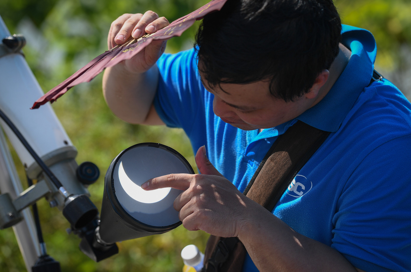 Giới trẻ Hà Nội hào hứng với nhật thực duy nhất của thập kỷ ảnh 2